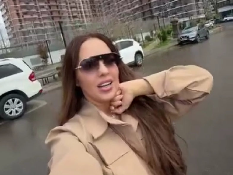 Экс-участница популярного реалити-шоу «Дом-2», Юлия Ефременкова, обрадовала своих подписчиков приятными известиями. За два года блогерше удалось полностью погасить один ипотечный кредит, тем самым существенно уменьшив свои финансовые обязательства и став полноправной владелицей одной из квартир. Теперь Ефременкова нацелена на покупку собственного дома, направляя все свободные средства в инвестиции в недвижимость.