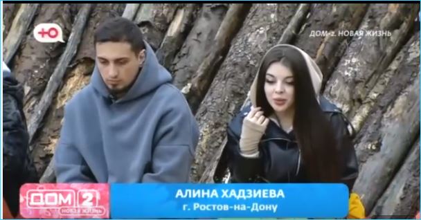 Ведущая Нелли Ермолаева оказалась в затруднительном положении, пытаясь всеми силами на Лобном месте оправдать нелепое предложение руки и сердца, сделанное Владимиром Баланом Нонне Щукиной с помощью случайно найденного кольца.