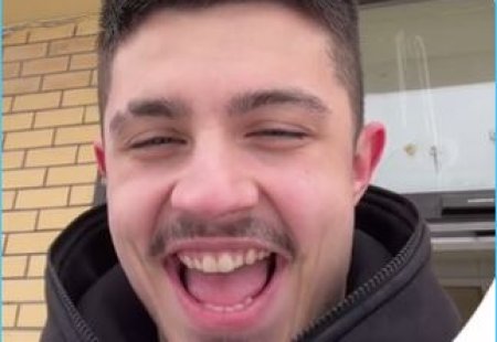 Участник реалити-шоу "Дом-2" в очередной раз продемонстрировал свою неприкрытую радость, опубликовав кадры встречи с Амином Соколовским неподалеку от военкомата.