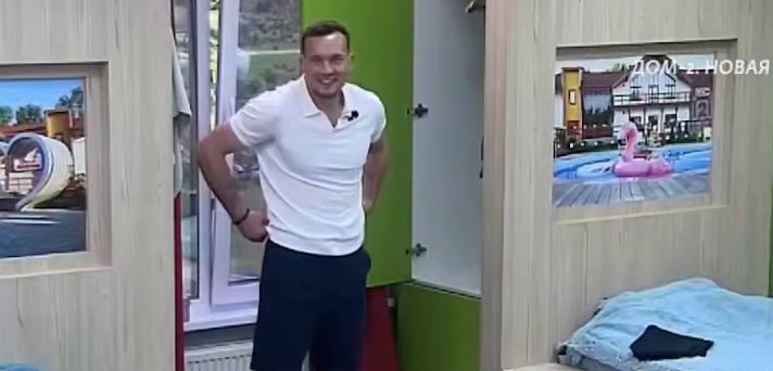 Артём Герасимов предрек, что Элина Рахимова методично устранит с проекта всех мужчин, кто не проявит к ней интереса, приведя в пример Никиту Гуранду, которого она якобы вытеснила, осознав его привязанность к Кристине Лясковец. В ночном выпуске "Дома-2" от 08.06.2026, в мужской спальне, участники активно обсуждали и критиковали репутацию Элины. Роман Кузин назвал её самым "опасным арсеналом" шоу, Артём сравнил с "питбулем", а Андрей Вишняков даже начал собирать вещи, намереваясь покинуть Поляну, чтобы избежать навязывания ему отношений с ней со стороны ведущих.