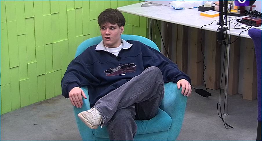 Участница реалити-шоу «Дом-2», Ксения Нечаева, оказалась в затруднительном положении, так и не сумев определиться, с кем из двух претендентов развивать отношения.