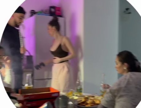 Никита Гуранда поделился с аудиторией деталями празднования 25-летия Кати Квашниковой, организованного бывшими участниками "Дома-2". Он лично посетил Игоря Григорьева и его спутницу, принеся с собой букет цветов и праздничный торт, в то время как именинница с помощью мамы подготовила угощения и накрыла стол.