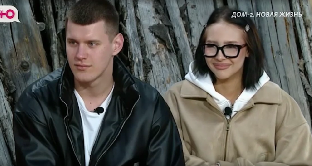 В интернет-пространстве активно обсуждаются предположения о неверности Степана Карпова по отношению к Ксении Нечаевой. По имеющимся данным, после этих известий Ксении потребовалась поддержка подруги. Ранее сообщалось, что Нечаева встречалась за периметром «Дома-2» с Клавой Ермакович, и в кафе девушки обсуждали неприглядное поведение Степана.