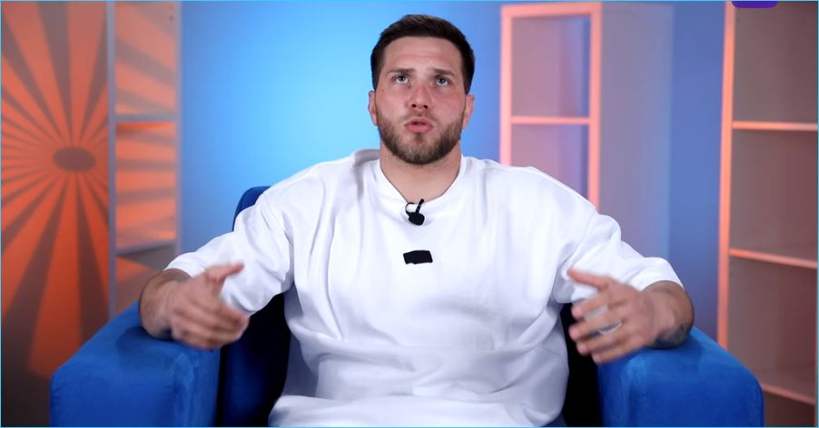 В дневное время, когда Нонна Щукина отсутствует на территории проекта, Владимир Балан активно общается с другими девушками. Среди них была замечена Дарья Виноградова, как ранее уже сообщал наш корреспондент Макс Полянский.