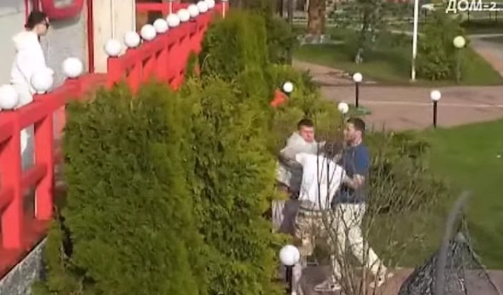 Степан Карпов не смог сдержать слёз в дневном выпуске «Дома-2» от 23 апреля 2026 года, переживая чувство несправедливости. Его попытка примириться с Ксенией Нечаевой после их разрыва завершилась новой громкой ссорой, в ходе которой Степан бросил в девушку обувью, чем довёл её до рыданий. После этого инцидента Карпов столкнулся с волной критики от других участников, а Вова Балан и вовсе отвесил ему пощёчину. Балан подошёл к Степану, когда тот ел в мужской спальне, ударил его по лицу и отошёл, объяснив затем плачущему Карпову, что это был урок, как младшему брату, чтобы тот перестал обижать девушек.