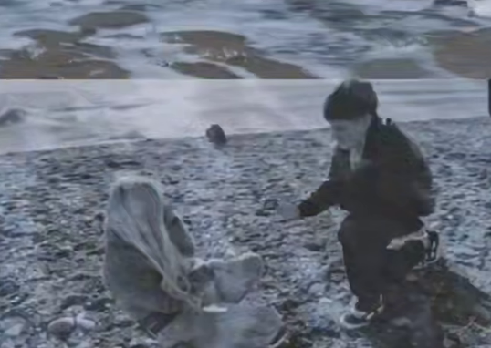 Стало известно, что ровно год назад на Черноморском побережье Сочи Никита Гуранда сделал предложение Элине, вручив ей камень с выгравированной фразой "Выходи за меня!". Удивительно, но Рахимова сохранила этот памятный предмет (или нашла идентичный) и, прибыв в Китай, совершила символический жест: сегодня камень был брошен в воды Южно-Китайского моря у берегов Саньи, где находится резиденция участников "Дома-2". При этом ни один обитатель морских глубин не пострадал.