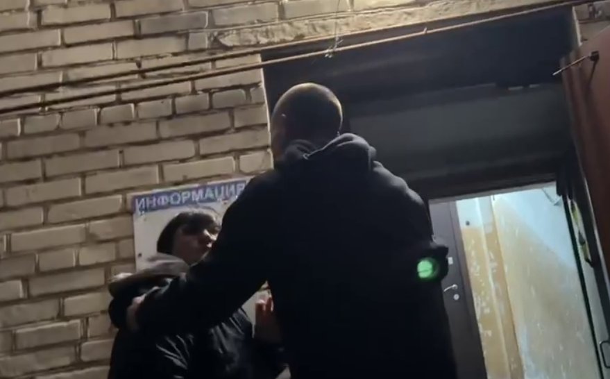 Продолжаются напряжённые конфликты между бывшими звёздами реалити-шоу "Дом-2" Ксенией и Алексеем Карповыми. Ранее стало известно, что Алексей, узнав о приезде экс-супруги в город Луга, скрылся вместе с сыном и своими родителями, намеренно лишив Ксению возможности увидеться с маленьким Вовчиком. В результате Ксения до глубокой ночи ожидала у дома свекрови, а затем устроила бурную ссору с бабушкой мальчика и самим Алексеем.