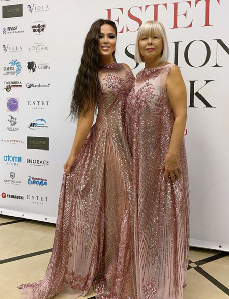 Подписчиков Маши Кохно удивляет то, что Маша на всех мероприятиях постоянно в компании мамы