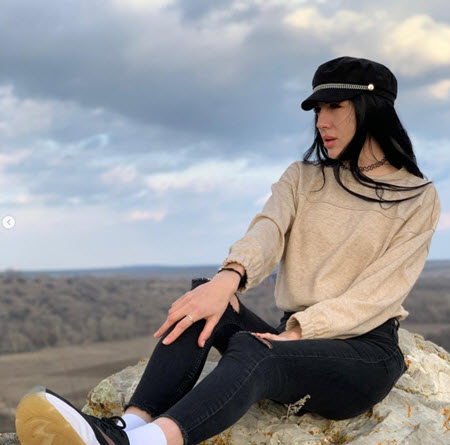 Вика Фомская получила свидетельство о разводе с мужем