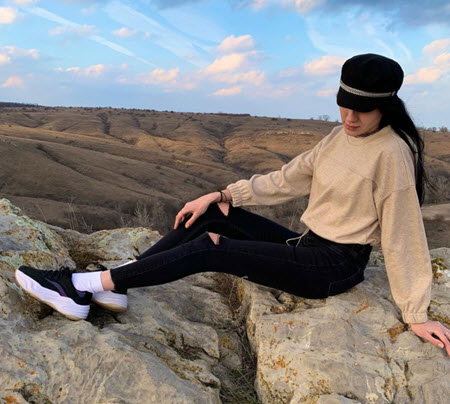 Вика Фомская получила свидетельство о разводе с мужем