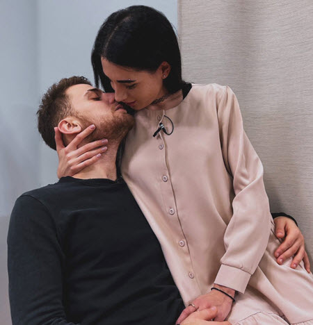 Вика Фомская получила свидетельство о разводе с мужем