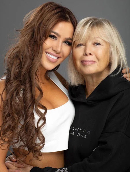 Подписчиков Маши Кохно удивляет то, что Маша на всех мероприятиях постоянно в компании мамы