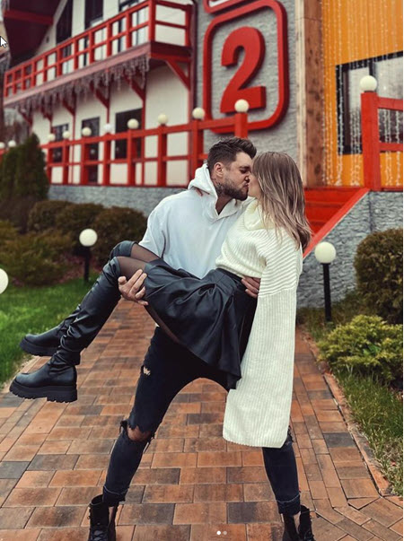 Евгений Ромашов и Настя Бигрина отправились в отпуск