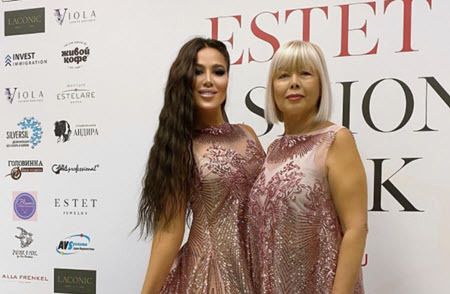 Подписчиков Маши Кохно удивляет то, что Маша на всех мероприятиях постоянно в компании мамы