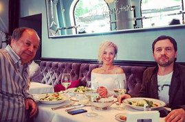 Александра Харитонова ухлестывает за режисером