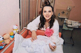 Александру Артемову с новорожденной дочкой выписали из роддома