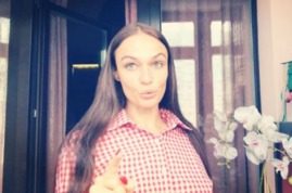 Алена Водонаева не отдаст ребенка в школу