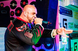 Глеб Жемугов устроил сцену в мужской спальне