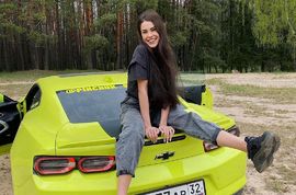 Ира Пинчук подарила маме роскошный автомобиль