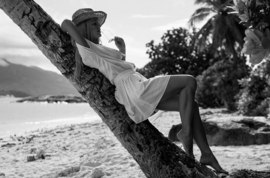 Марина Африкантова показала фотографию топлесс из фотосессии на Сейшелах