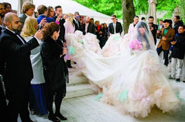 Нелли Ермолаева продает свадебное платье