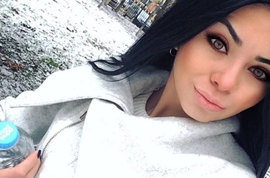  Обиделась из-за того, что не оставили?