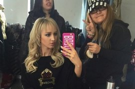Ольга Бузова для фотосессии примерила челку