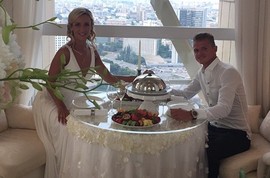 Ольга Бузова и Дмитрий Тарасов отметили годовщину свадьбы в ресторане