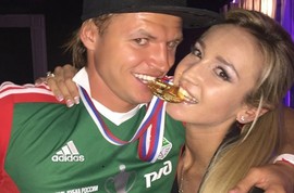 Ольга Бузова покрасовалась в золотой медали мужа футболиста