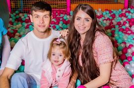 Василиса Дмитренко ревнует родителей к младшей сестре