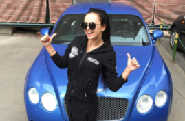 Виктория Романец похвасталась роскошным букетом роз, подаренных новым ухажером